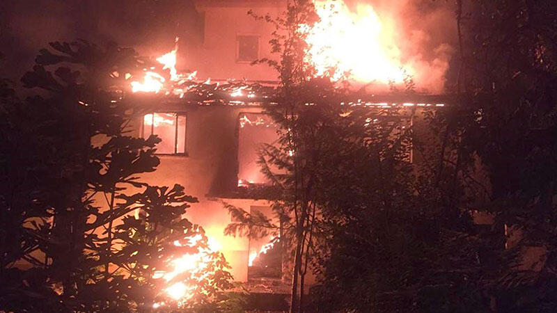 Denizli'de 2 katlı müstakil ev alev alev yandı