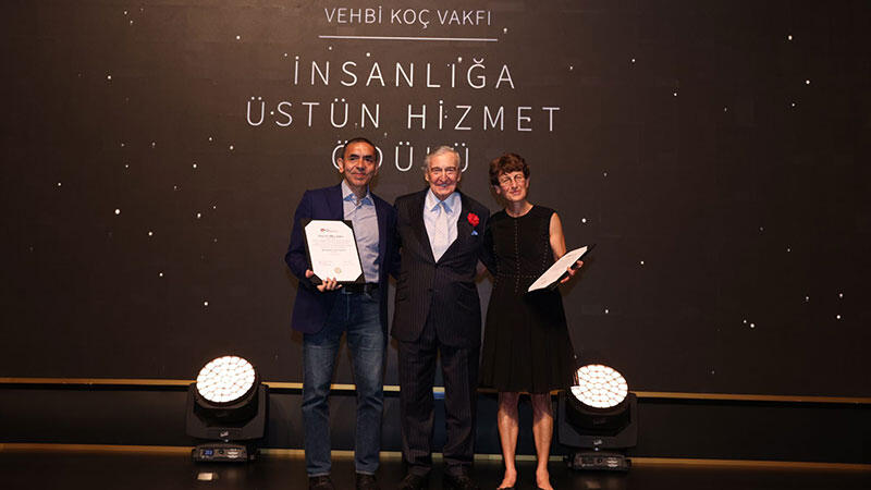 Prof.Dr. Özlem Türeci ve Prof. Dr. Uğur Şahin'e 'İnsanlığa Üstün Hizmet' ödülü