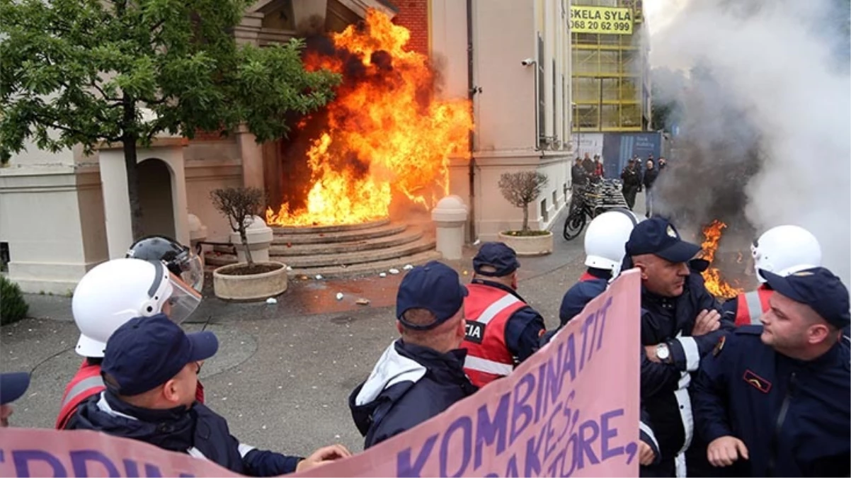 Arnavutluk'ta yolsuzlukları protesto eden öfkeli kalabalık belediye binasını yaktı - DÜNYA - Ulusal ve Yerel Medyanın Gücü