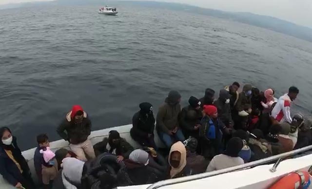 Ayvacık açıklarında, lastik bottaki 40 kaçak göçmen kurtarıldı 