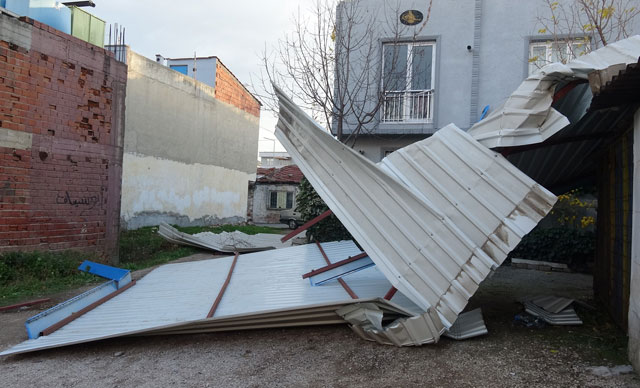 Bursa'da fırtına; ilkokulun çatısı uçtu 