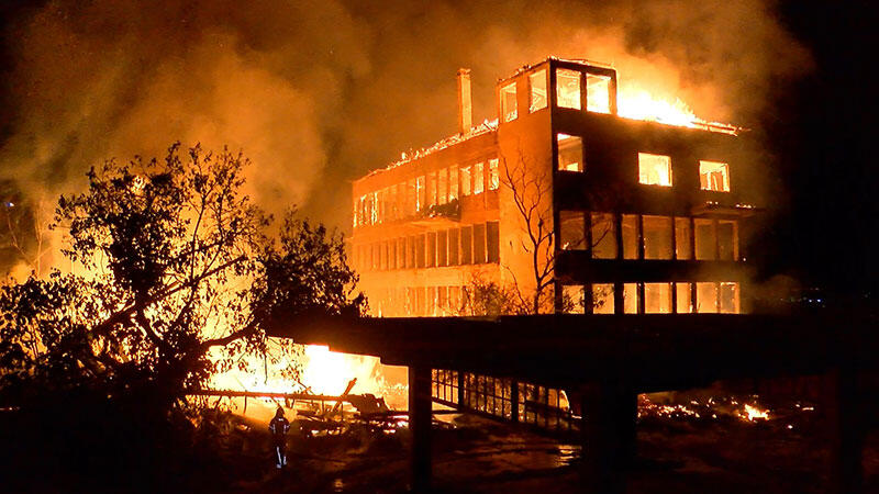 Bursa'da tarihi ipek fabrikası binasında yangın