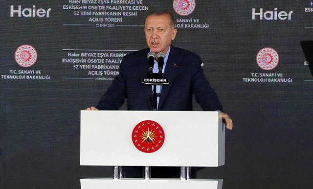 Erdoğan: Memur olarak görevinizi yaptığınız sürece bunların hiçbirisi kılınıza dokunamaz 