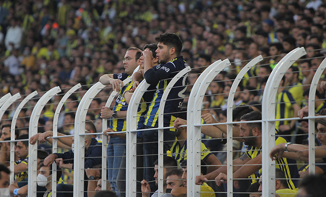 Fenerbahçeli taraftarlardan maç sonrasında hakemlere sert tepki