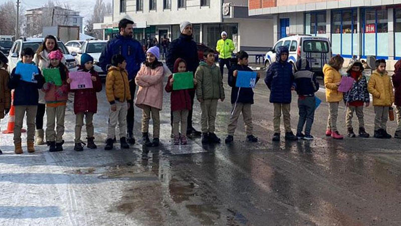 İlkokul öğrencilerinden kazalara karşı 'kış lastiği' farkındalık eylemi