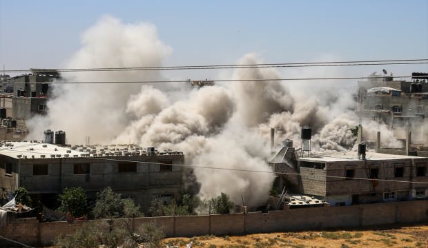 İsrail Gazze'de bir cami ile 12 sivil yerleşim alanını bombaladı