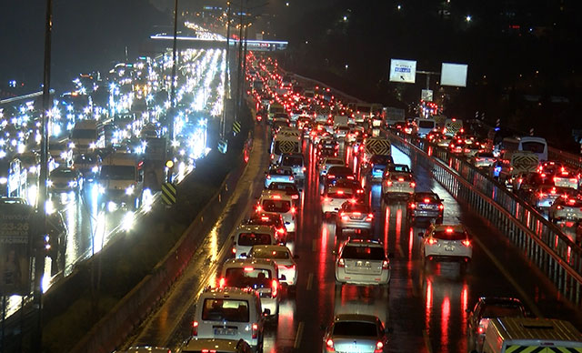 İstanbul'da trafik yoğunluğu yüzde 87'ye ulaştı 