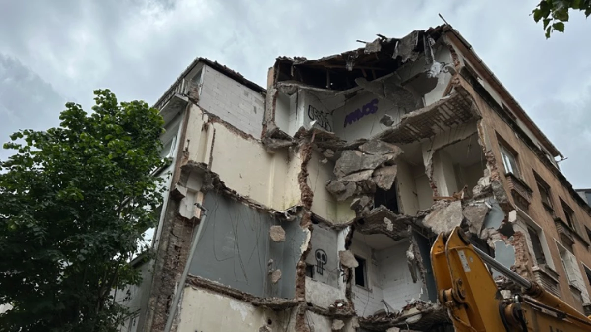 Kepçe ünlü oyuncunun evinin duvarını yıktı - MAGAZİN - Ulusal ve Yerel Medyanın Gücü