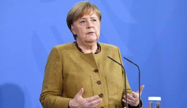 Merkel, "dijitalleşme yolculuğuna" geç kalmamak için uyardı