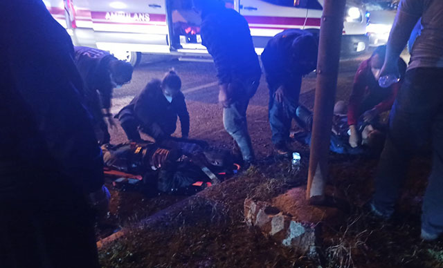 Otomobilin çarptığı motosikletli acı içinde ambulans bekledi