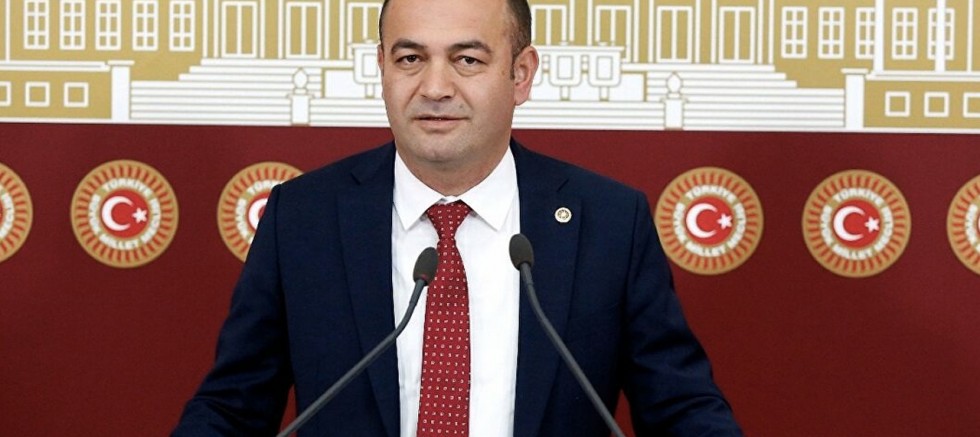 Özgür Karabat: Cumhurbaşkanı kendi aldığı kararların sorumluluğunu Bakanlıklara atıyor