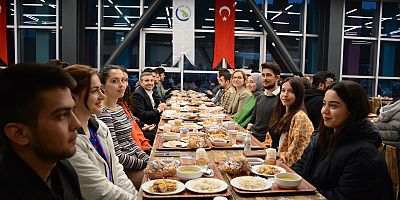 Vali Cevdet Atay ve Rektör Prof. Dr. Nigar Demircan Çakar Öğrencilerle İftar Yemeğinde Buluştu